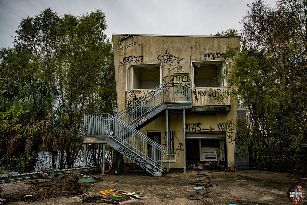 Abandoned Six Flags (New Orleans, LA) | Storage Building