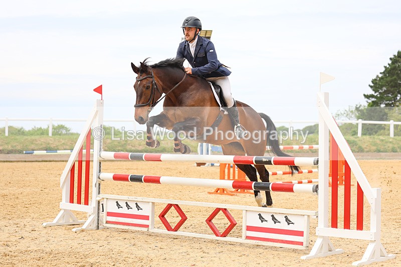 3E7A9456 - Class 8: Senior Newcomers/1.10m open