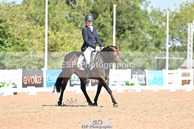 250816-110223-03285 - 090-Sarah.GoddardSaris.Fingers.Crossed