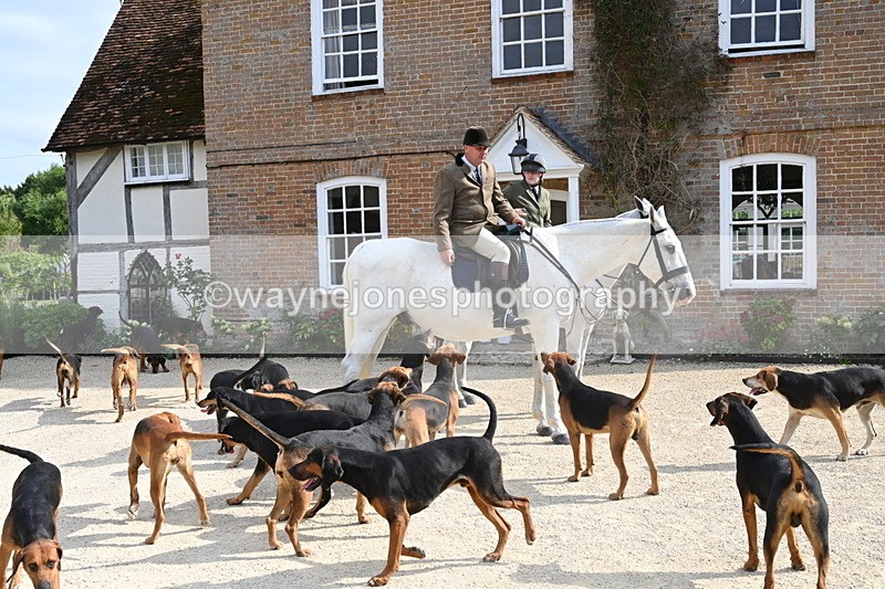 WJ6_3299 - Berks & Bucks - The Old farmhouse - Hound Exercise 20-08-25