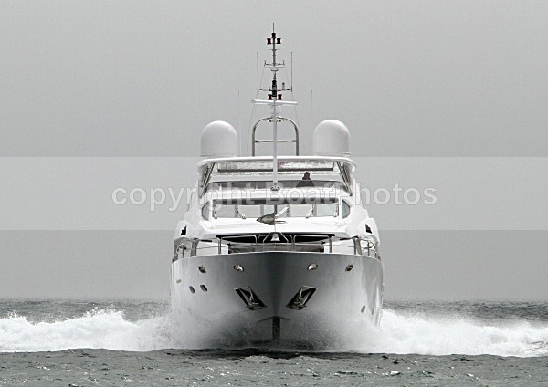 100425 2JS OF LONDON IMG_4749jpg - Flybridge Cruisers