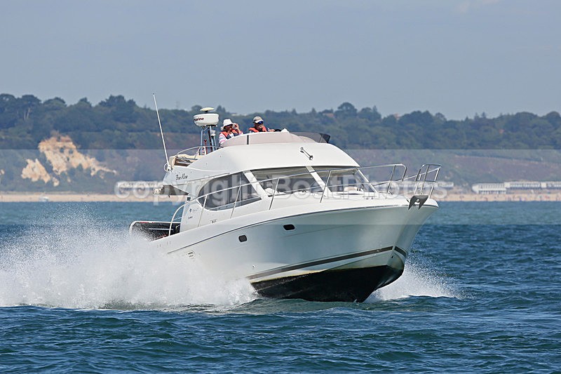 160830 BOW WOW - JEANNEAU PRESTIGE Y92A8615 - Flybridge Cruisers