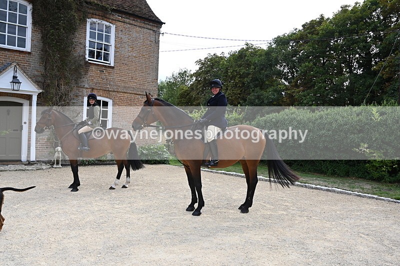 WJ6_3447 - Berks & Bucks - The Old farmhouse - Hound Exercise 20-08-25