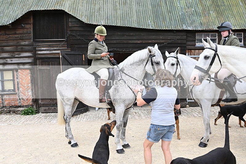 WJ6_3576 - Berks & Bucks - The Old farmhouse - Hound Exercise 20-08-25