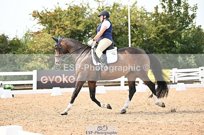 250816-145949-05735 - 031-Nicola.SealRebel.Heart