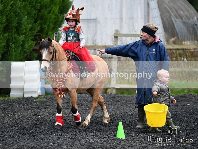 WJ5_3567 - Tanners Christmas Yard Fun 23-12-24