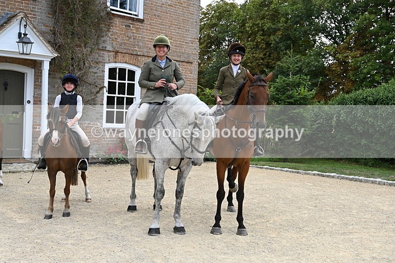 WJ6_3711 - Berks & Bucks - The Old farmhouse - Hound Exercise 20-08-25