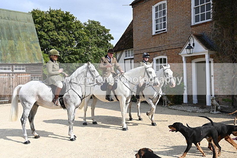 WJ6_3270 - Berks & Bucks - The Old farmhouse - Hound Exercise 20-08-25