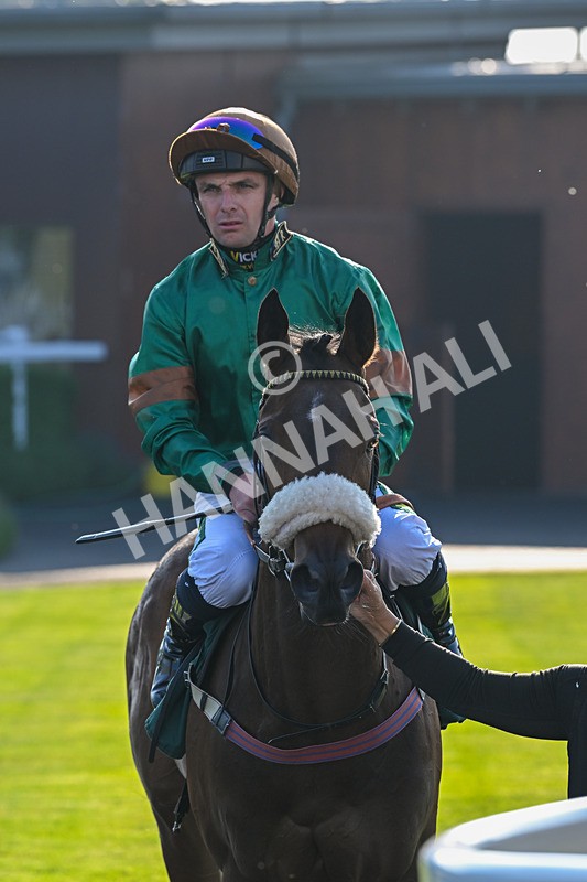 310524-Race 1-Military Girl-8367