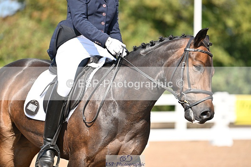 250816-110020-03266 - 090-Sarah.GoddardSaris.Fingers.Crossed