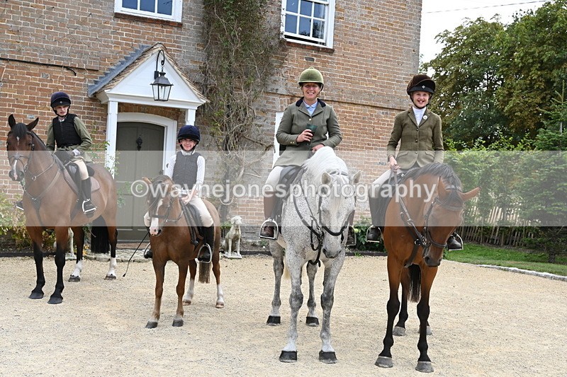 WJ6_3688 - Berks & Bucks - The Old farmhouse - Hound Exercise 20-08-25