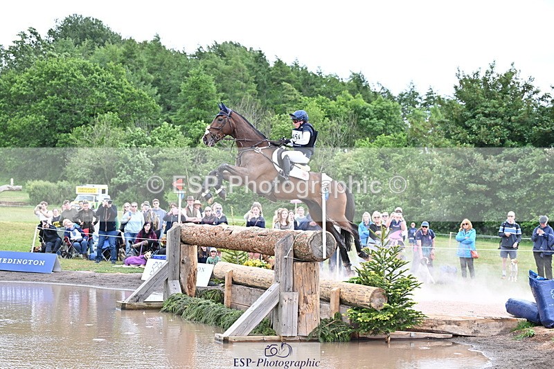250525A-133251-16255 - D-451-Laura.Collett-DRUMGIVEN.MR.CHARISMA