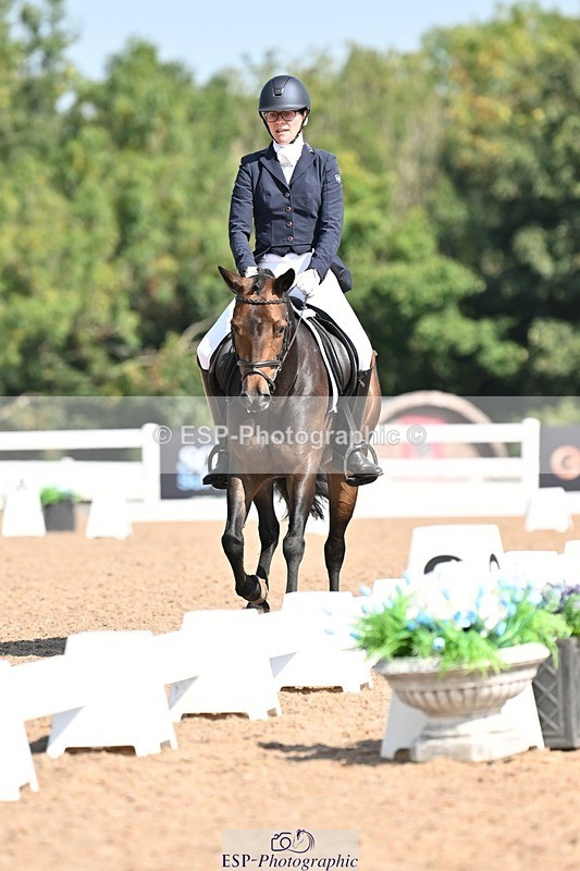 250816-110128-03276 - 090-Sarah.GoddardSaris.Fingers.Crossed