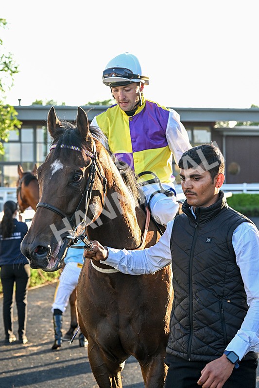 300525-Race 5-Wicket Keeper-7933 - Race 5