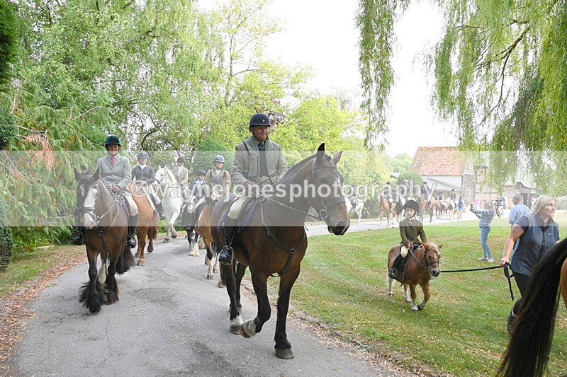 WJ6_4005 - Berks & Bucks - The Old farmhouse - Hound Exercise 20-08-25