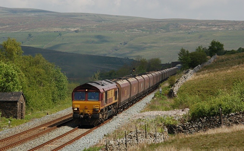 30.5.07 66016 6E24 Ayr - Eggbrough, Garsdale Troughs - Garsdale Troughs