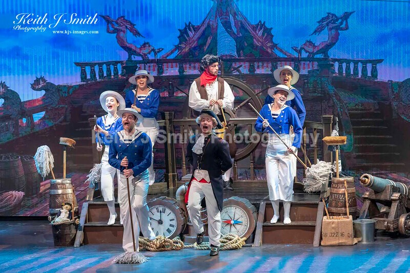 7KJS0885 - Ambition show team