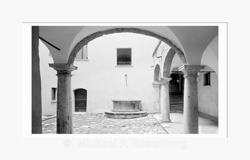 Courtyard Well, Volterra Italy (5552) - Italy