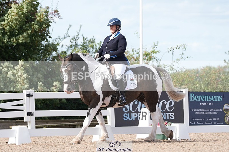 250906-135333-03420 - 106-Lucy.HamblettGalliano.Gold.Dust