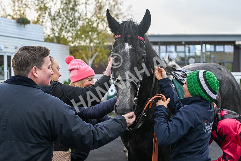 281025-Race 1-Control Room-0727 - Race 1