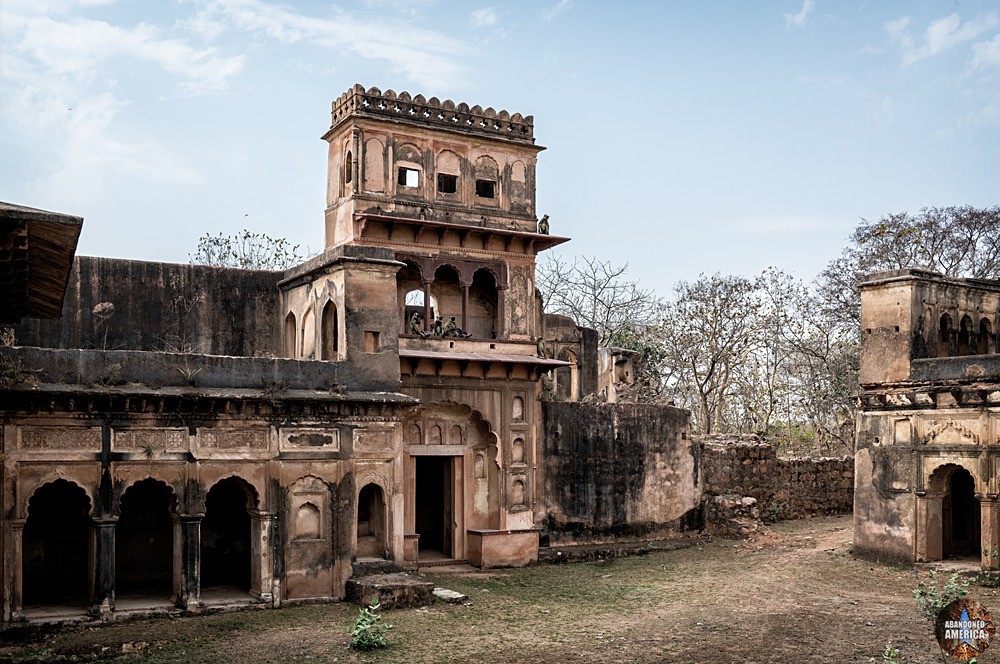 Abandoned Orchha Ruins | Monkey House - ABANDONED INDIA