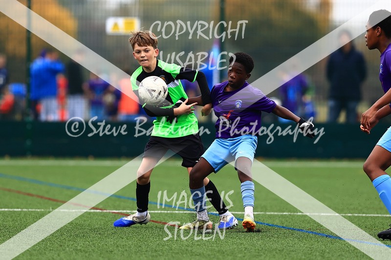 1DX30562 - 2025-10-12 FC Abbey Meads U14 Orange V Kingsdown Lions U14