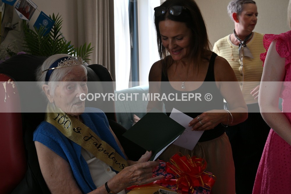 AM3_1361 - Iris and Betty.