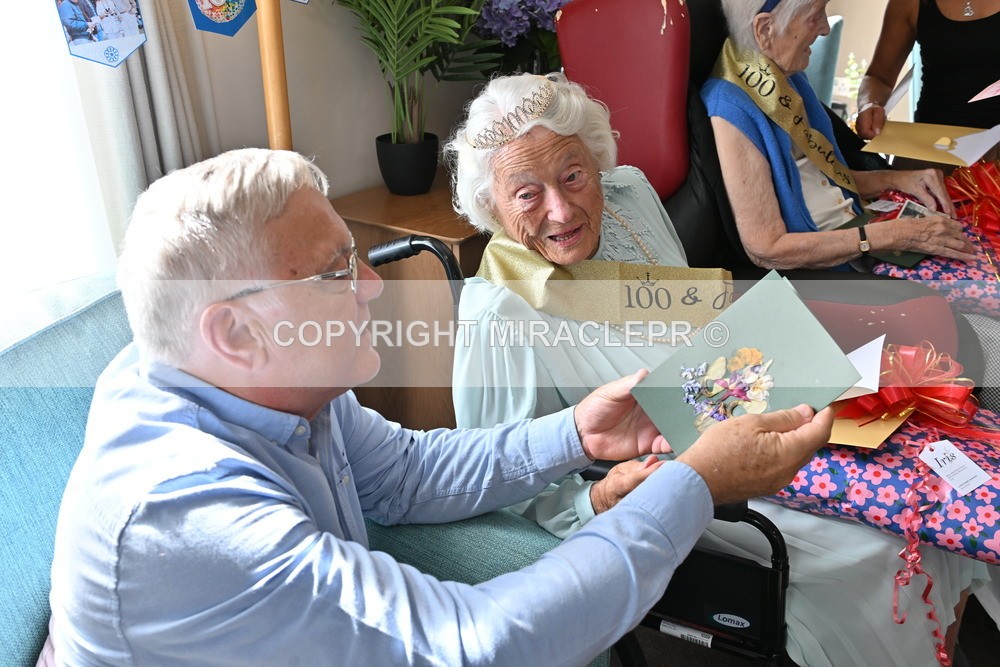 AM3_1369 - Iris and Betty.