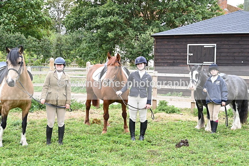WJ6_2916 - Berks & Bucks - The Old farmhouse - Hound Exercise 20-08-25