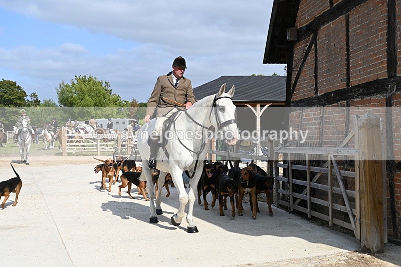 WJ6_3146 - Berks & Bucks - The Old farmhouse - Hound Exercise 20-08-25