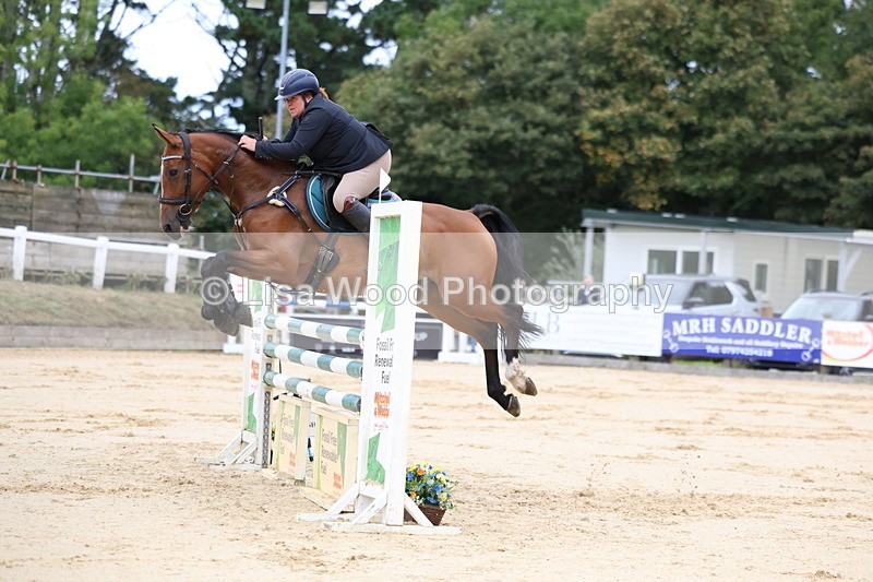 3E7A3145 - Class 8: Senior Newcomers/1.10m open