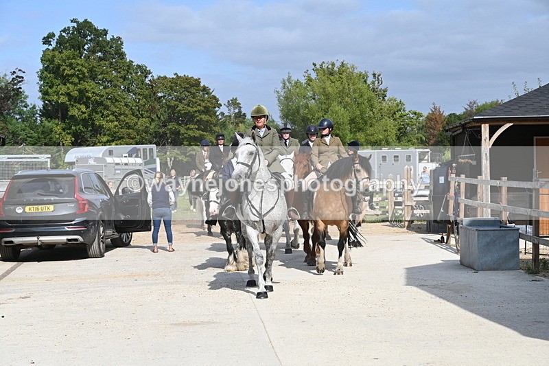 WJ6_3154 - Berks & Bucks - The Old farmhouse - Hound Exercise 20-08-25