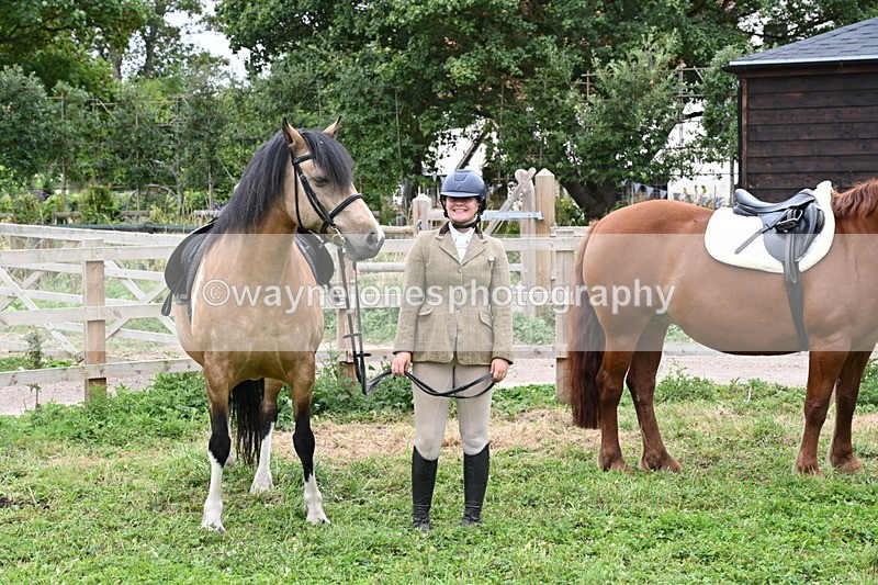 WJ6_2874 - Berks & Bucks - The Old farmhouse - Hound Exercise 20-08-25