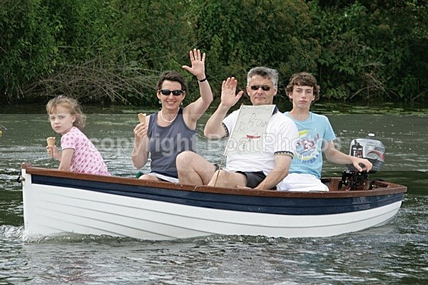 090704 WHITE AND BLUE WOODEN BOAT IMG_1684 - HENLEY REGATTA  SATURDAY 4th JULY 2009
