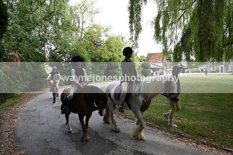 WJ6_4082 - Berks & Bucks - The Old farmhouse - Hound Exercise 20-08-25