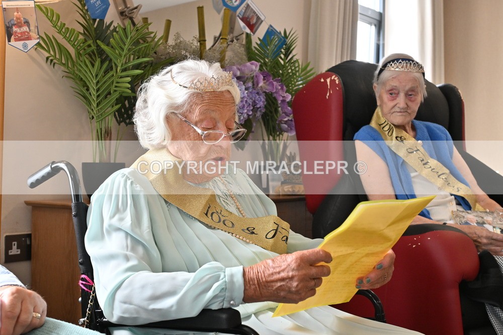AM3_1089 - Iris and Betty.