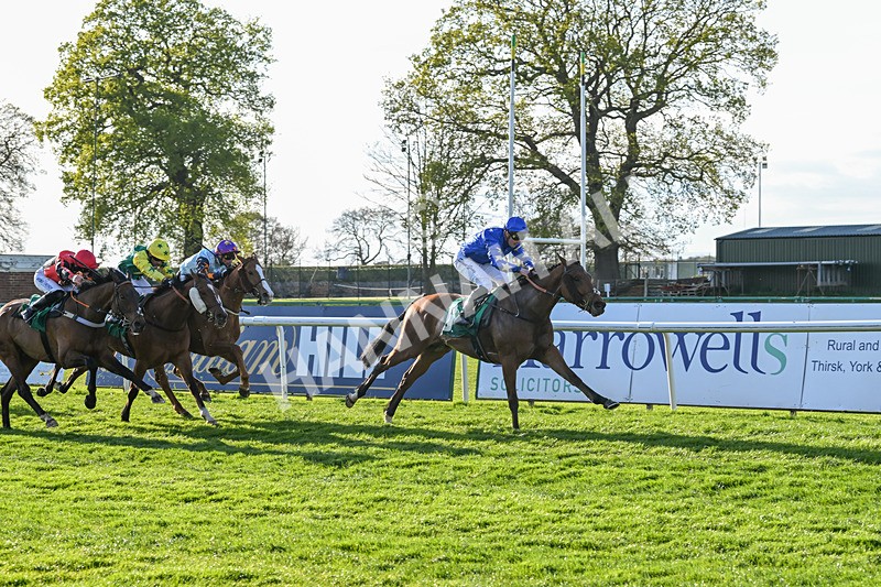 220425-Race 4-Jez Bomb-9102 - Race 4