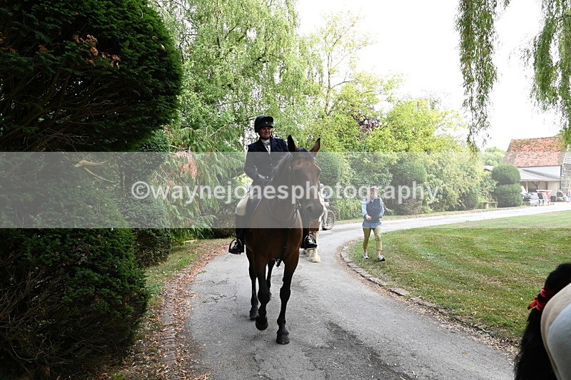 WJ6_4063 - Berks & Bucks - The Old farmhouse - Hound Exercise 20-08-25
