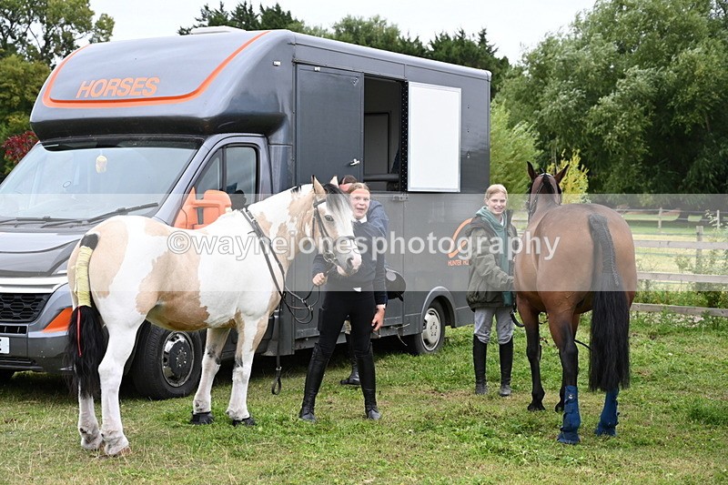 WJ6_2834 - Berks & Bucks - The Old farmhouse - Hound Exercise 20-08-25