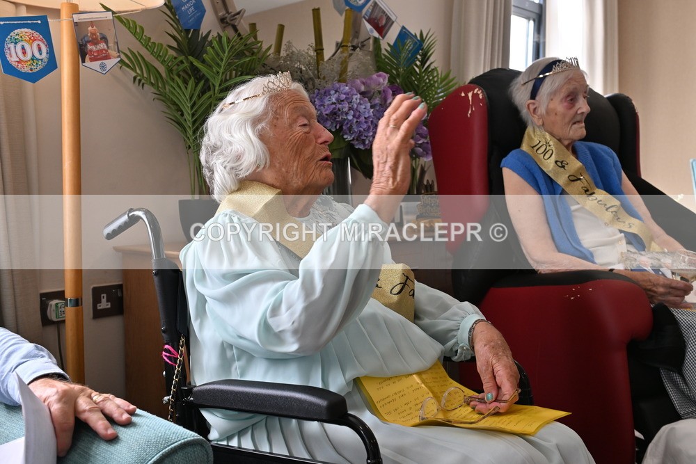 AM3_1180 - Iris and Betty.