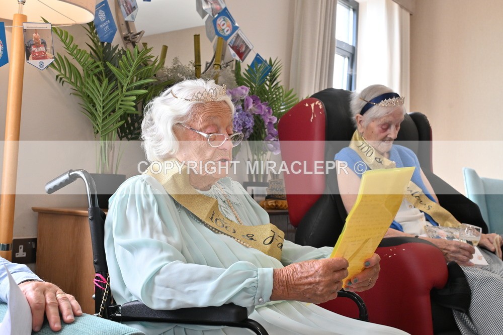 AM3_1078 - Iris and Betty.