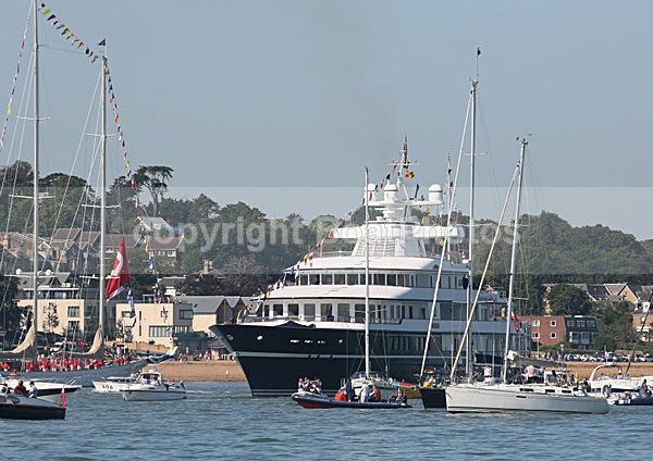 120725 LEANDER BRINGS QUEEN TO COWES WT7A7543 - Motor Yachts