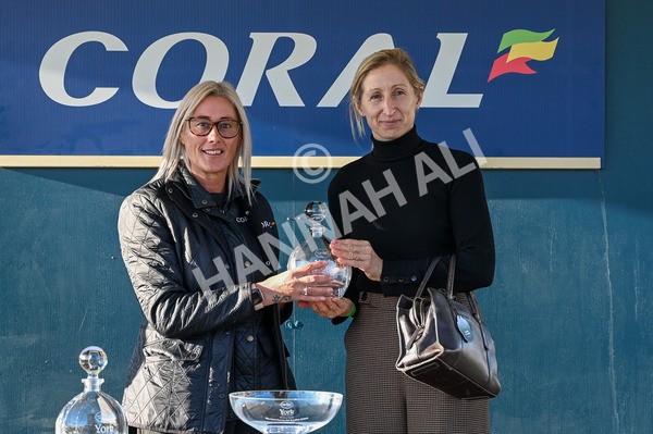 141023-Race 6-Punctuation-9353 - Race 6 4.10pm Coral Get Closer To The Action Handicap