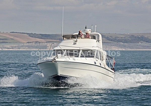 090929 JULIETTE IMG_9604 - Flybridge Cruisers