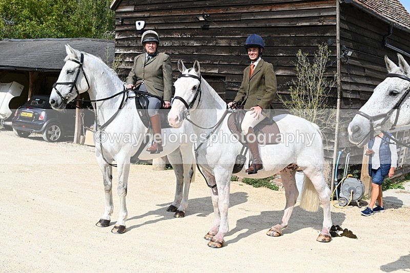WJ6_3193 - Berks & Bucks - The Old farmhouse - Hound Exercise 20-08-25