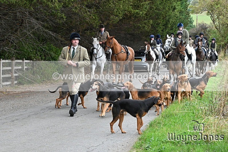 WJ7_1236 - Berks & Bucks Hound Exercise Blewbury 13-09-26