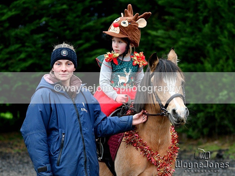 WJ5_3622 - Tanners Christmas Yard Fun 23-12-24