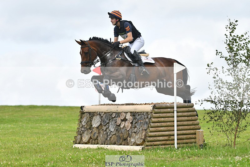 240804-105306-10488 - 359-Max_Forster-HOLD_ON_MY_HEART