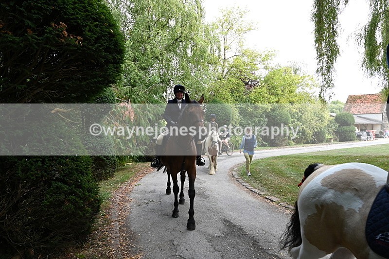 WJ6_4058 - Berks & Bucks - The Old farmhouse - Hound Exercise 20-08-25