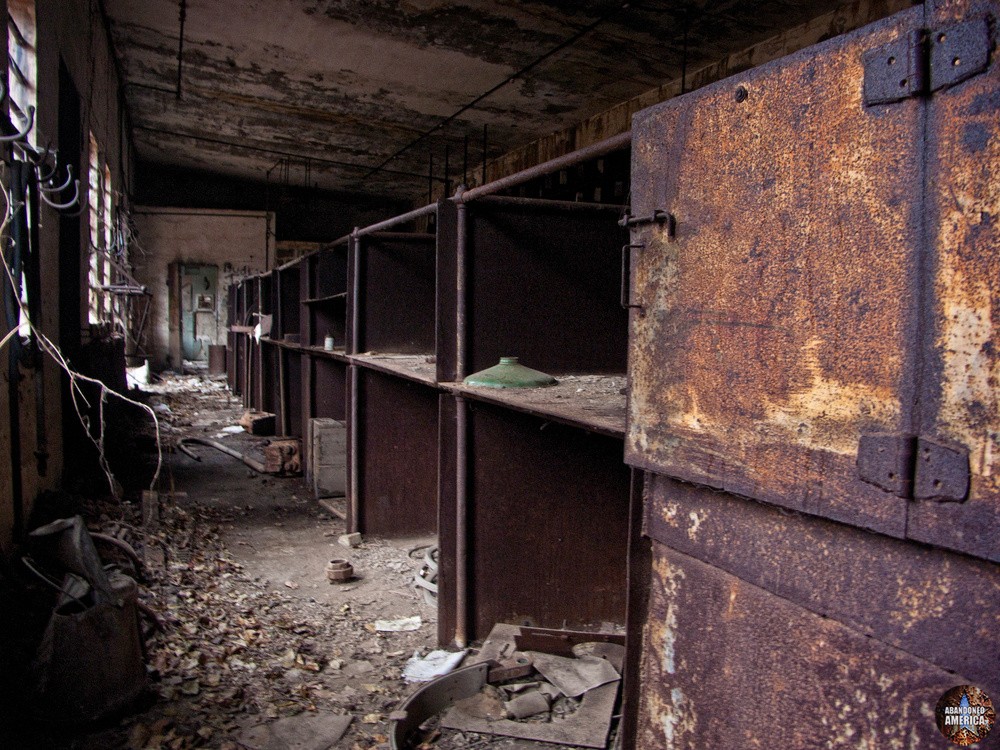 Billmeyer Limestone Quarry (Bainbridge, PA) Rusting Shelves